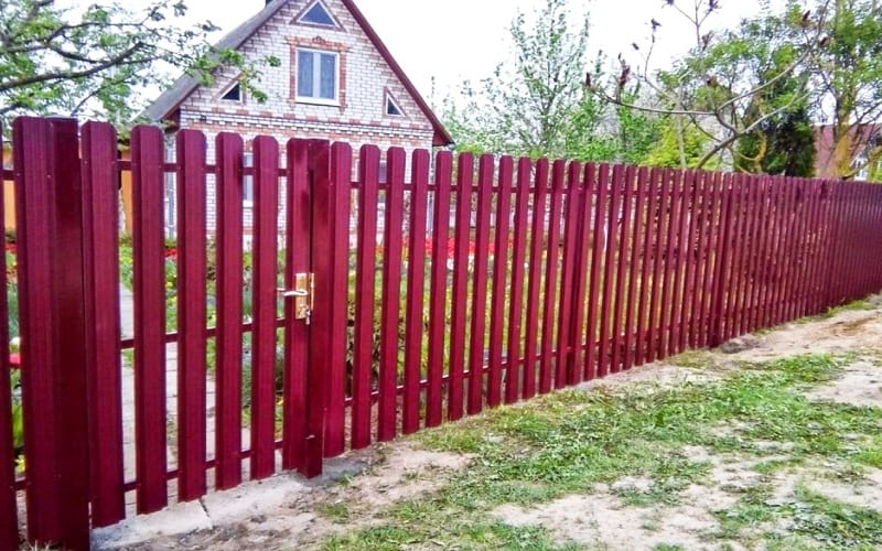 Забор из металлического штакетника цвет красный