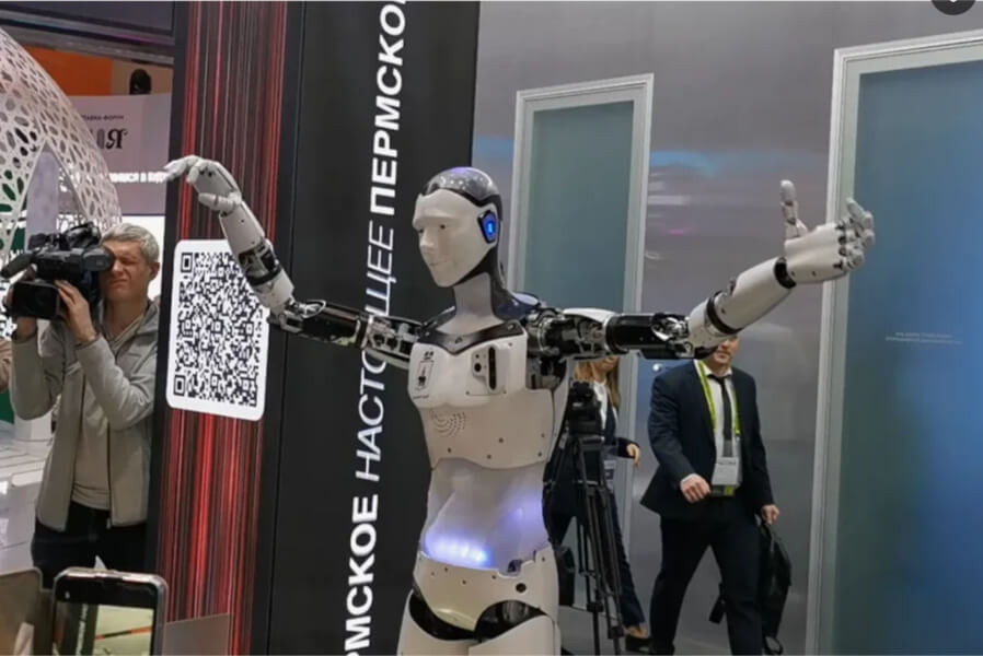 Робот Арди на фуршете корпоративного мероприятия в прокат