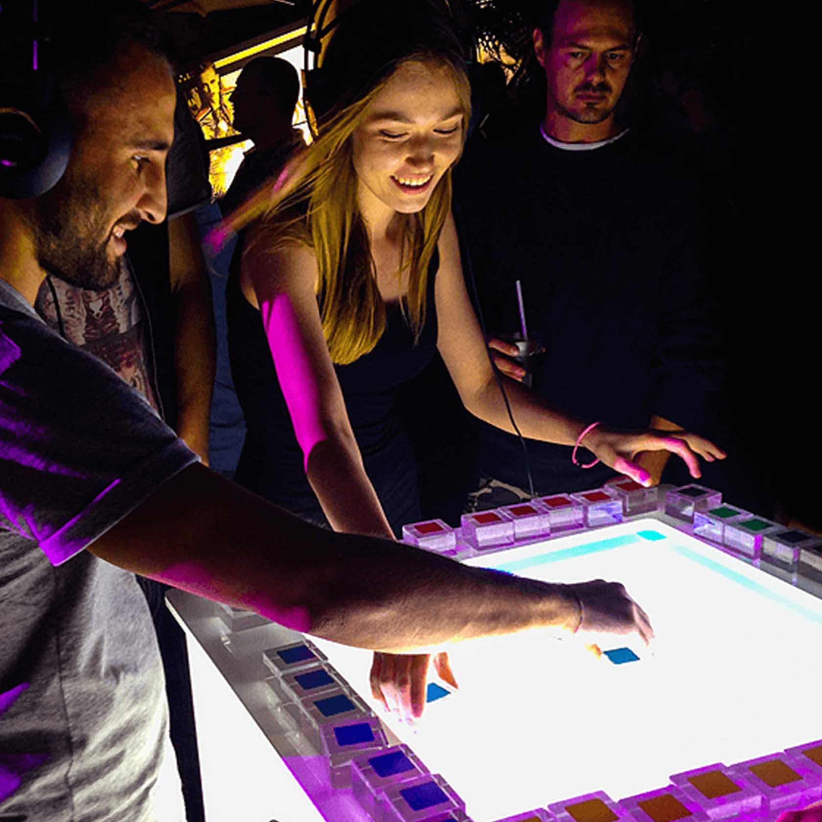 Malo interactive. интерактивная стена iwall. интерактивный стол с песком. игра про киберпанк вид сверху. Malo interactive.