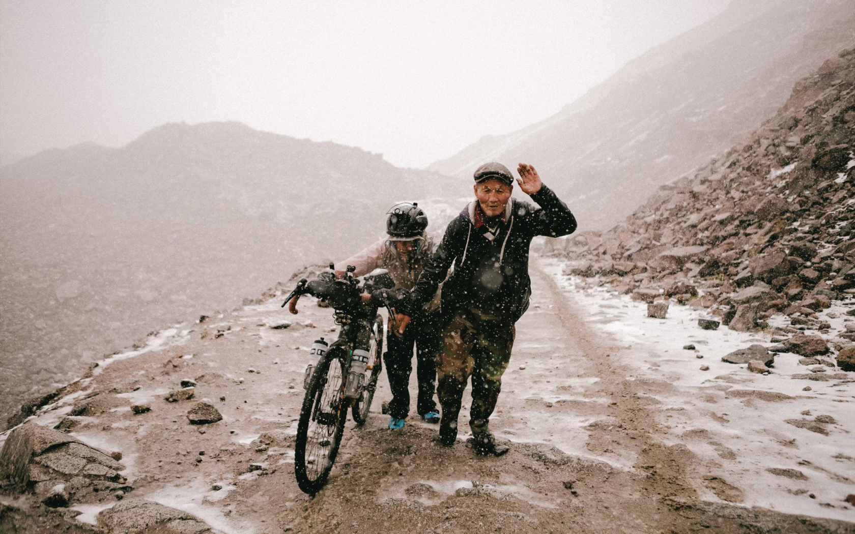 Гонщик в экипировке Pedaled преодолевает сложный участок Transcontinental Race