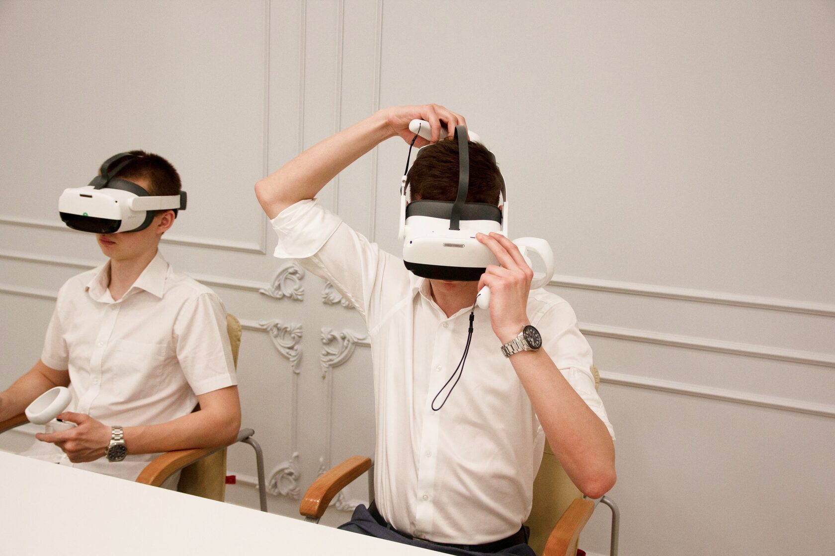 Школьники используют VR-шлемы — фотография из каталога