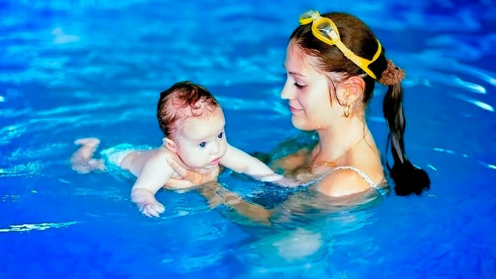 Мама с маленьким ребенком в бассейне