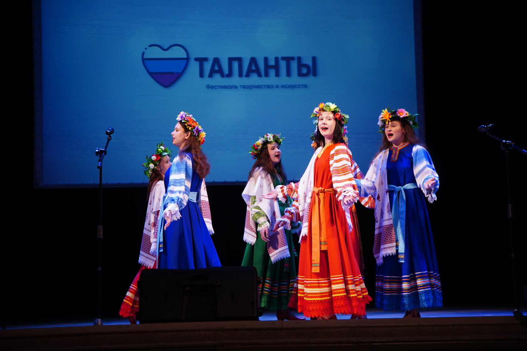 Вокальный ансамбль в народных костюмах на сцене фестиваля «Таланты»