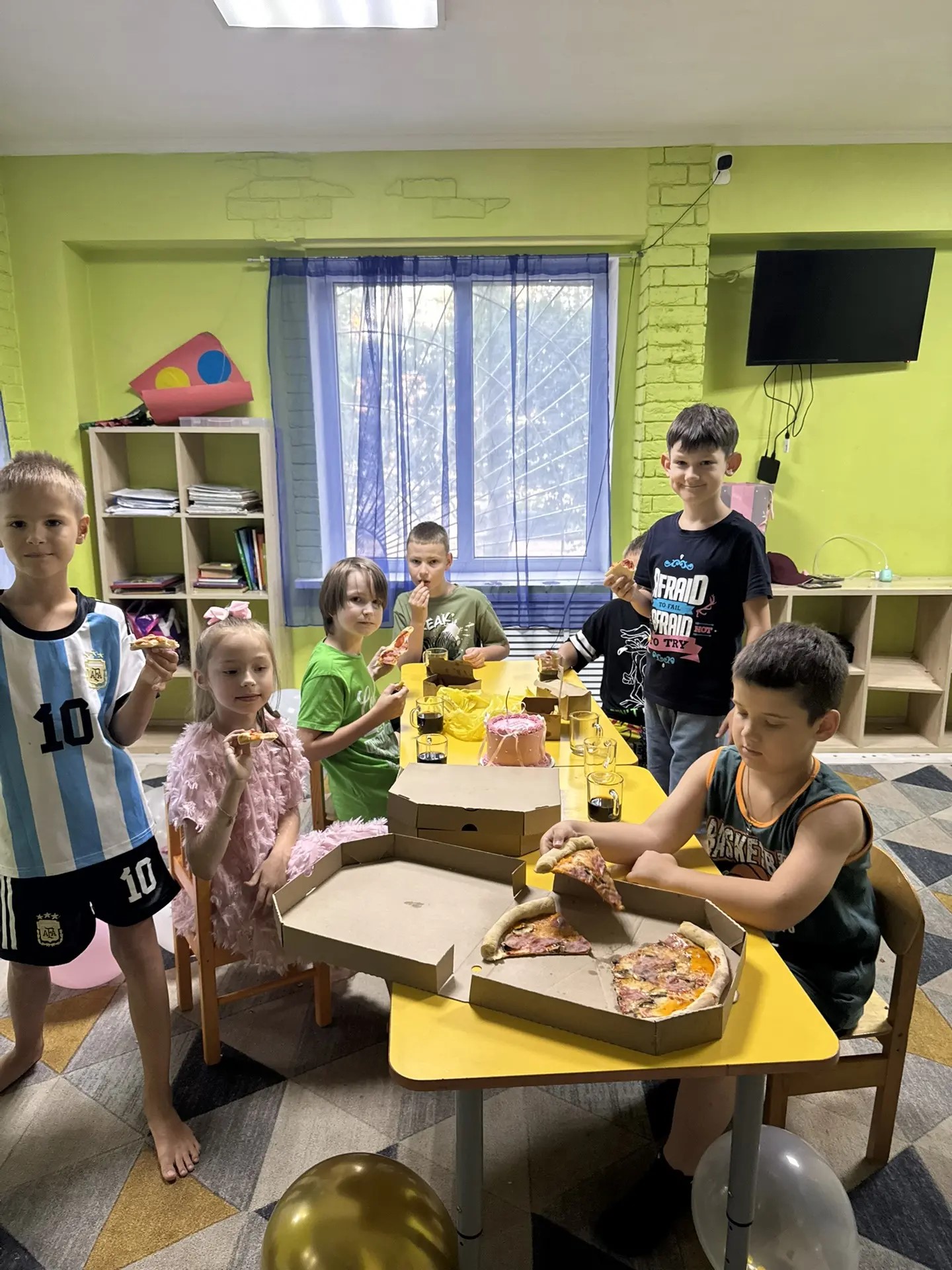 Праздник и угощение в детском клубе