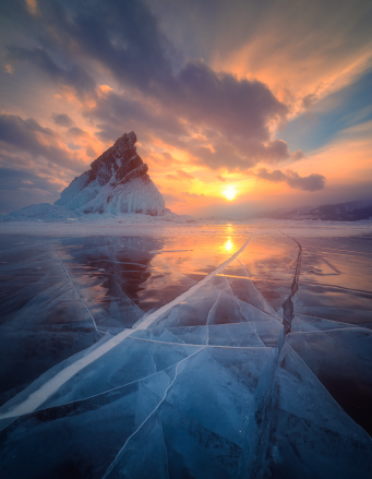 Замерзшее озеро Байкал с видом на солнце и камень