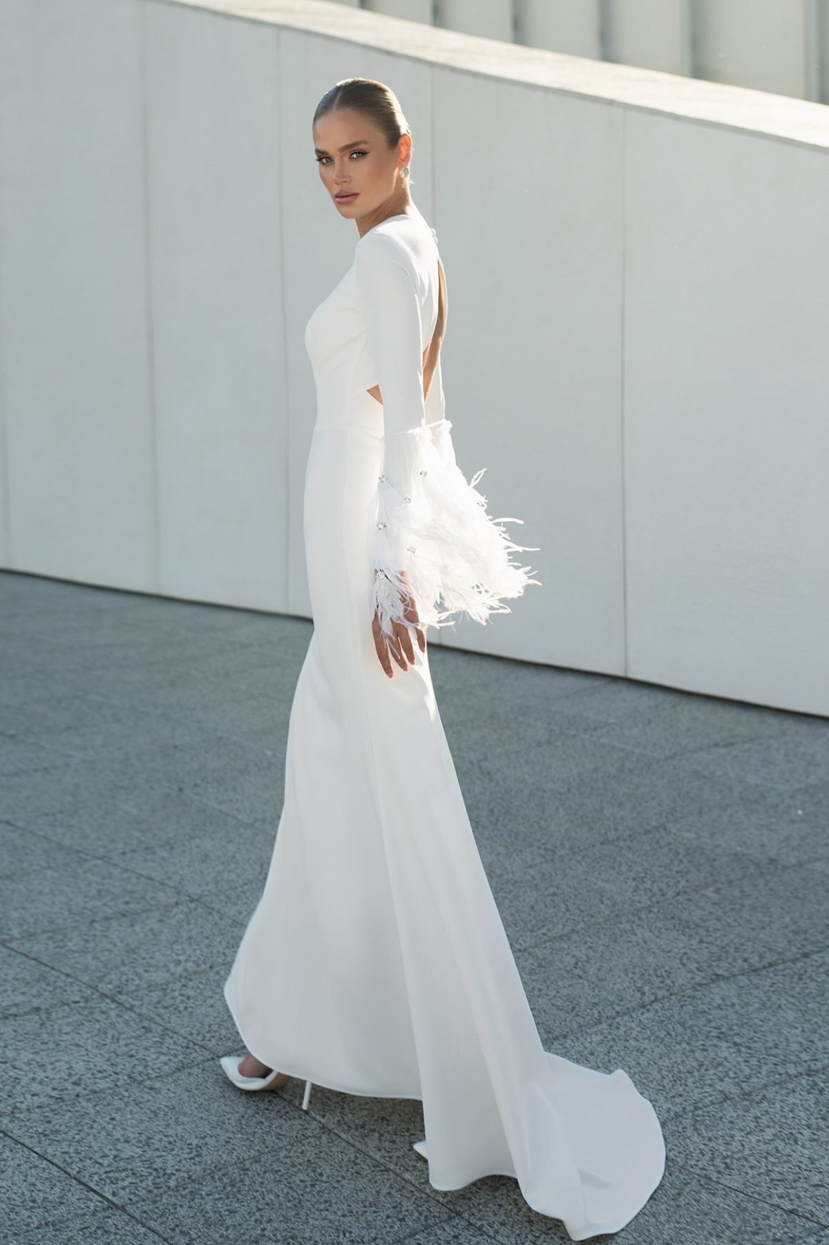 Силуэтное свадебное платье MADISON в стиле минимализм с эффектным декором из перьев на рукавах