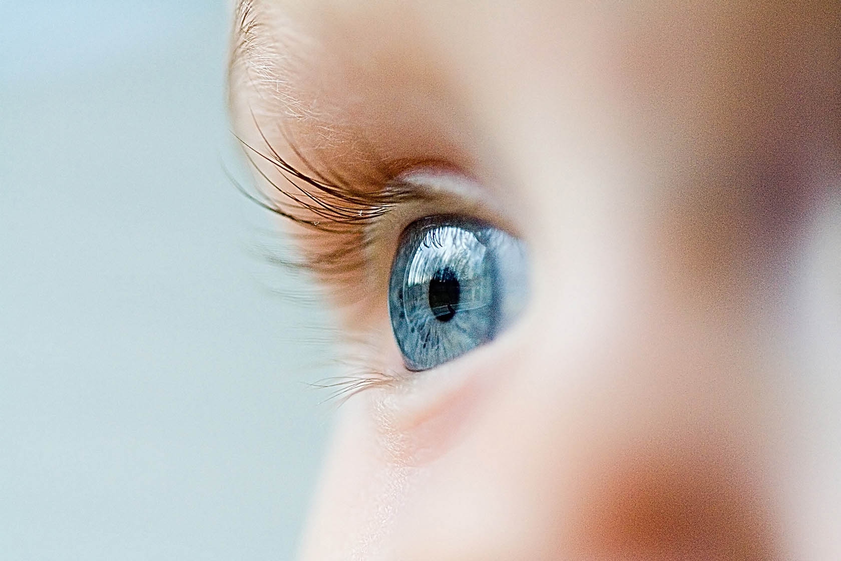 Почему и когда меняется цвет глаз у младенцев?