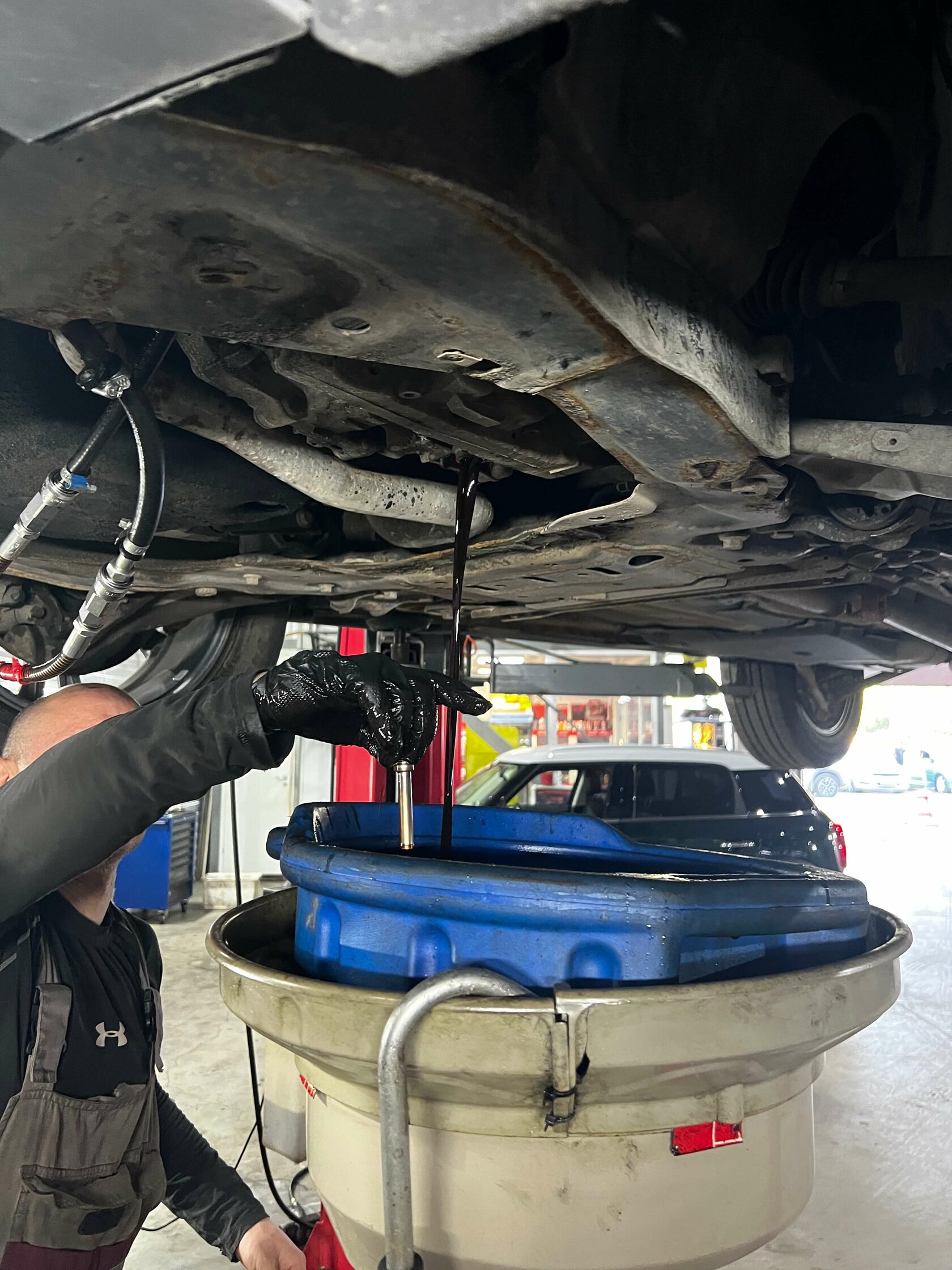 Слив масла через контрольный стакан