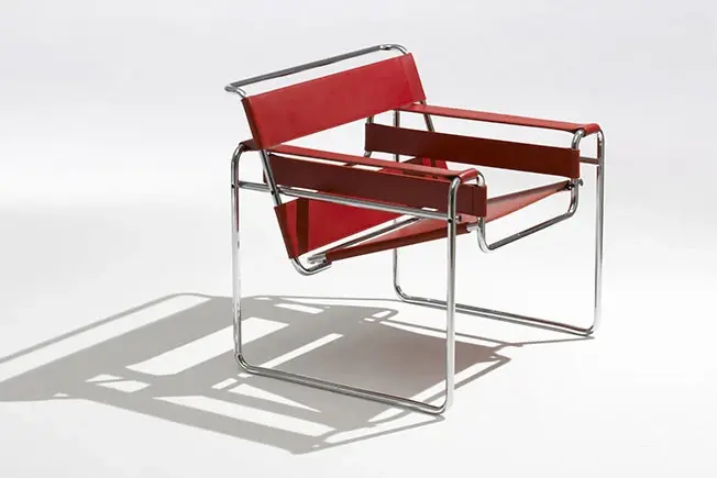 Кресло Wassily, также известное как стул модели B3, было спроектировано венгерским дизайнером и архитектором Марселем Бройером в период между 1925-1926 годами. Бройер был вдохновлен велосипедным каркасом из трубчатой стали и решил использовать гнутые трубки для изготовления мебели.