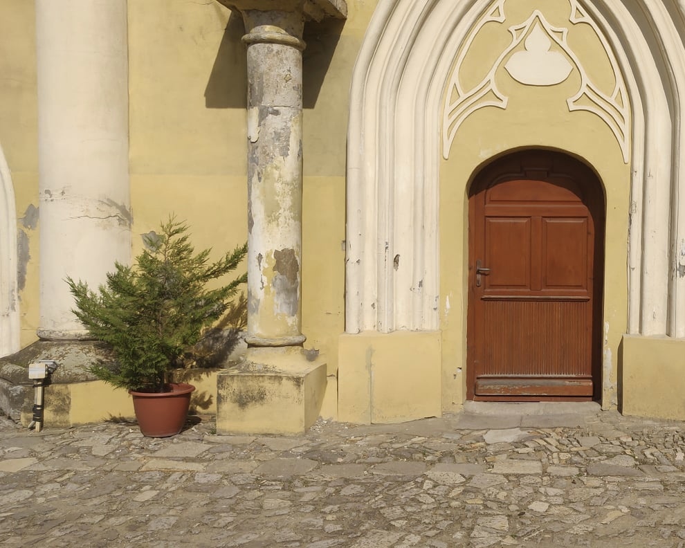 на стене разрушается штукатурка и появляются влажные пятна влаги