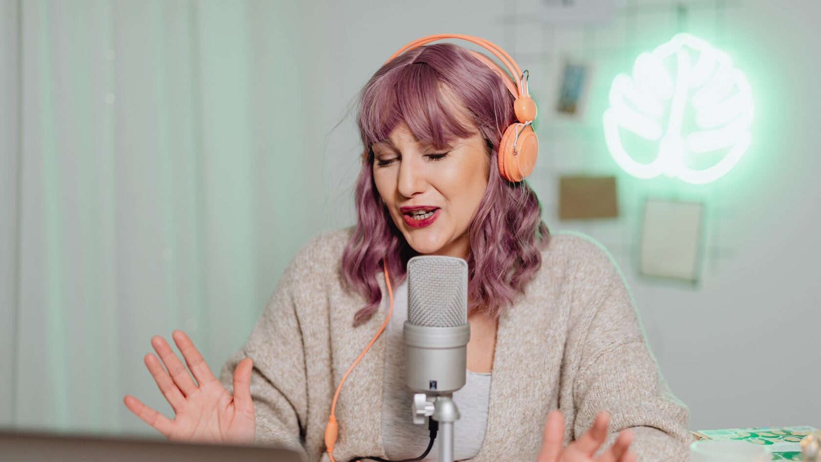 Взрослая ученица на вокальном занятии