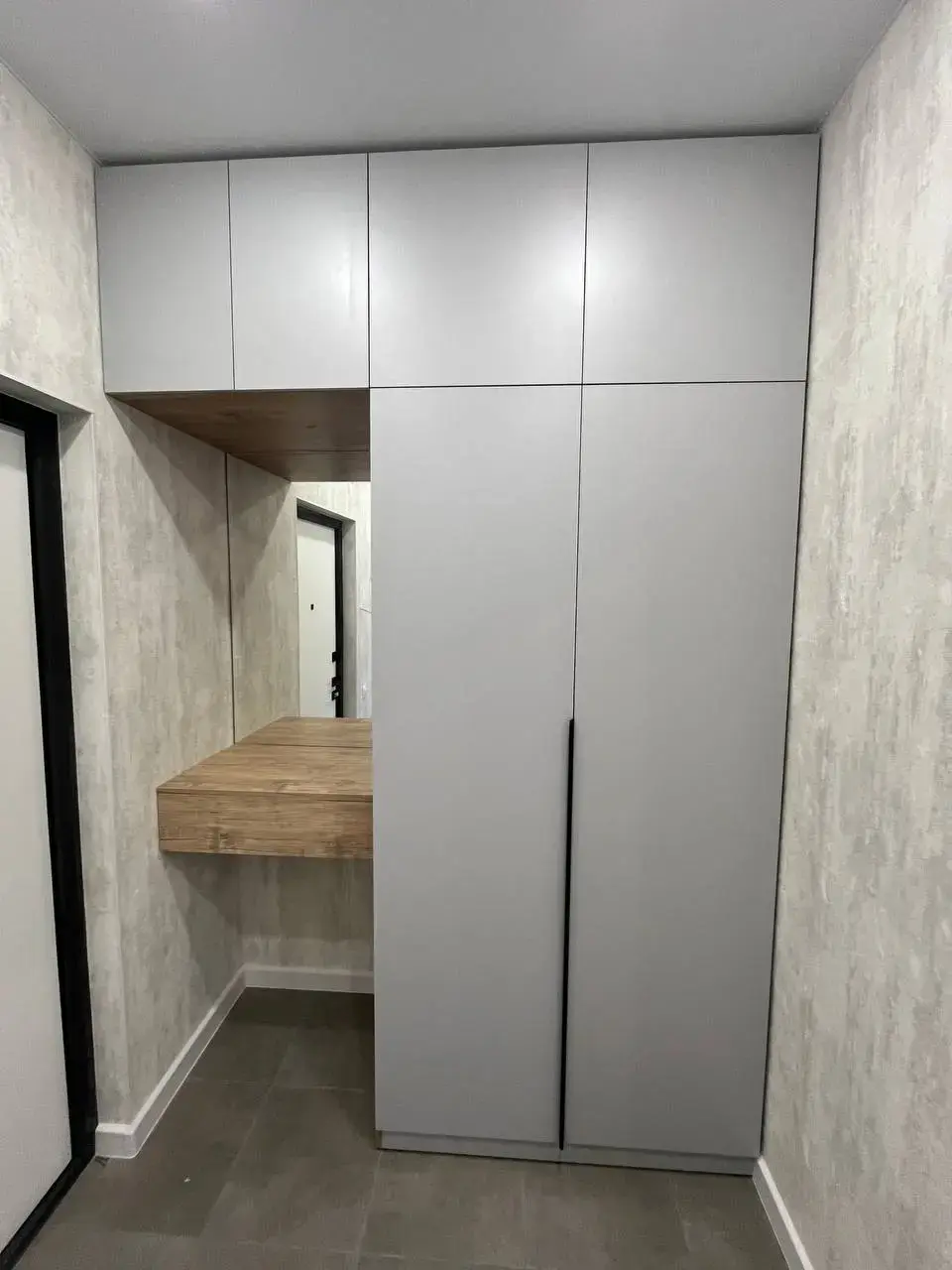 Прихожая с комбинированным хранением и зеркалом на заказ в Сургуте