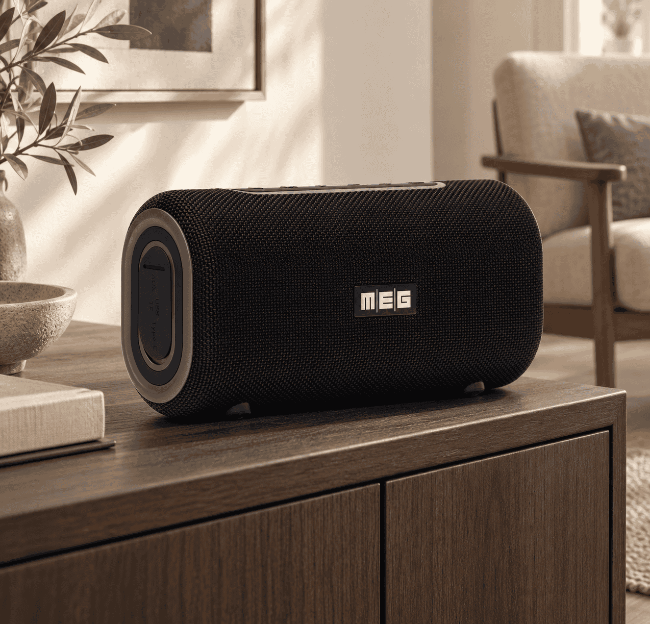 MEG Drive Vibes SDA060BL в предметной сцене к статье «Как выбрать колонку для квартиры»