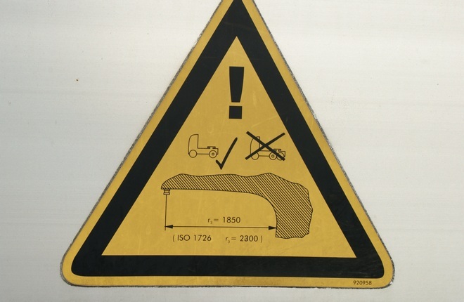 Фото 10. Предупреждение на передней стенке о сцепных характеристиках полуприцепа Schmitz (Тарас Коваль)