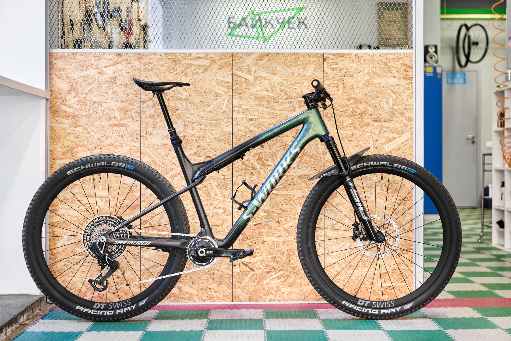 Кросс-кантрийный двухподвес Specialized S-Works Epic World Cup в сборе в мастерской