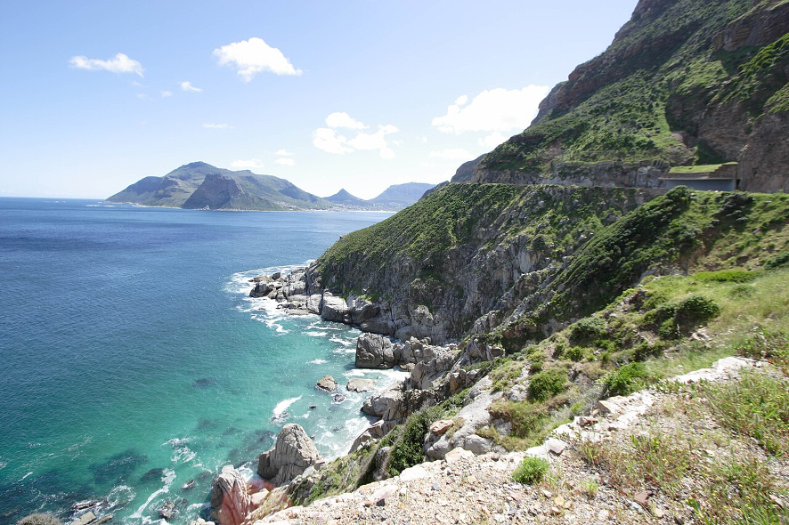 Chapman’s Peak Drive — океан буквально лежит под колесами. Фото: South African Tourism / Wikimedia Commons