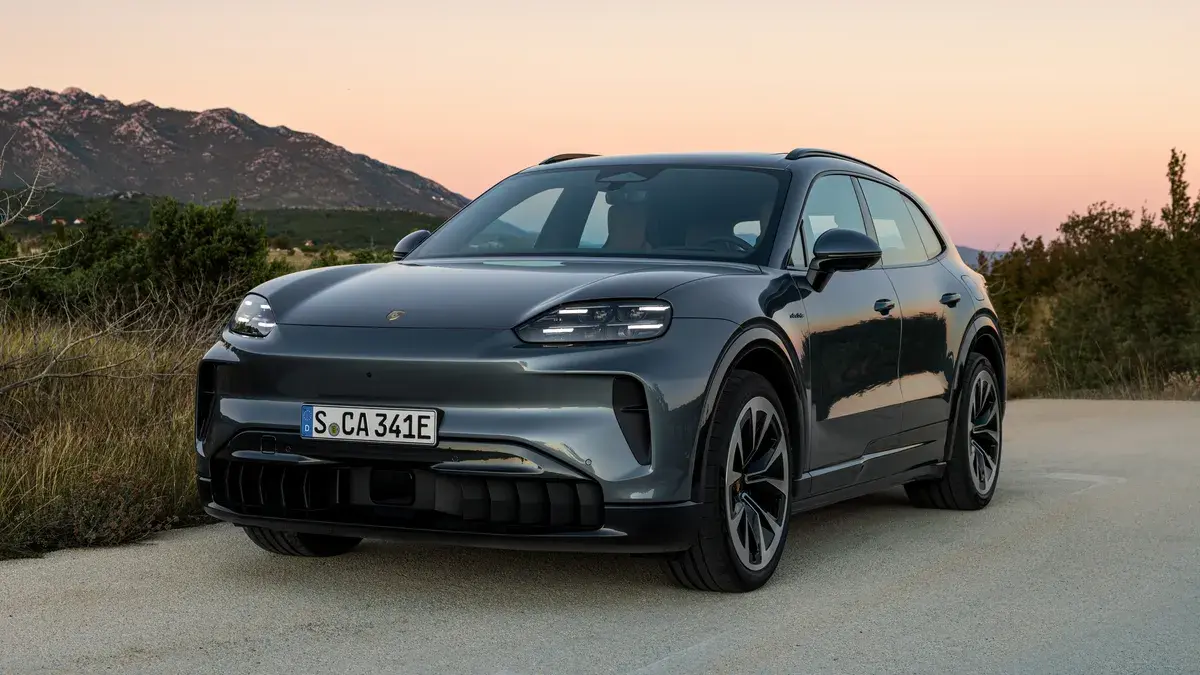 Вид спереди и сбоку на Porsche Cayenne Electric, иллюстрация производителя