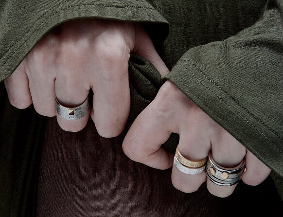 Широкие фактурные кольца из серебра 925 от 11Jewellery на руках модели