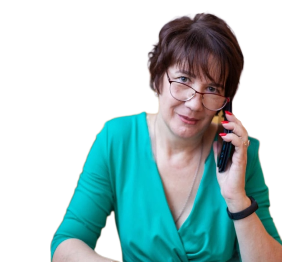 Женщина в зелёном платье в очках разговаривает по телефону