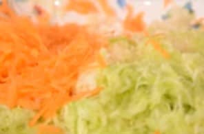 Приготовление оладий из кабачка и картофеля с сыром на сковороде: шаг 4