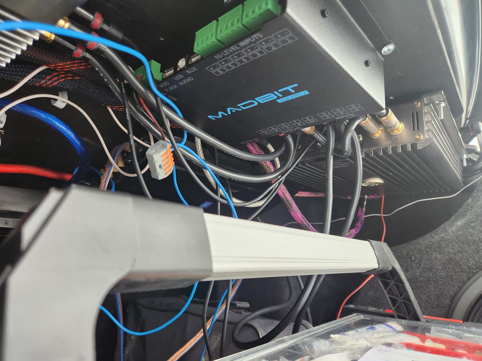 установка усилителей тойота камри в40