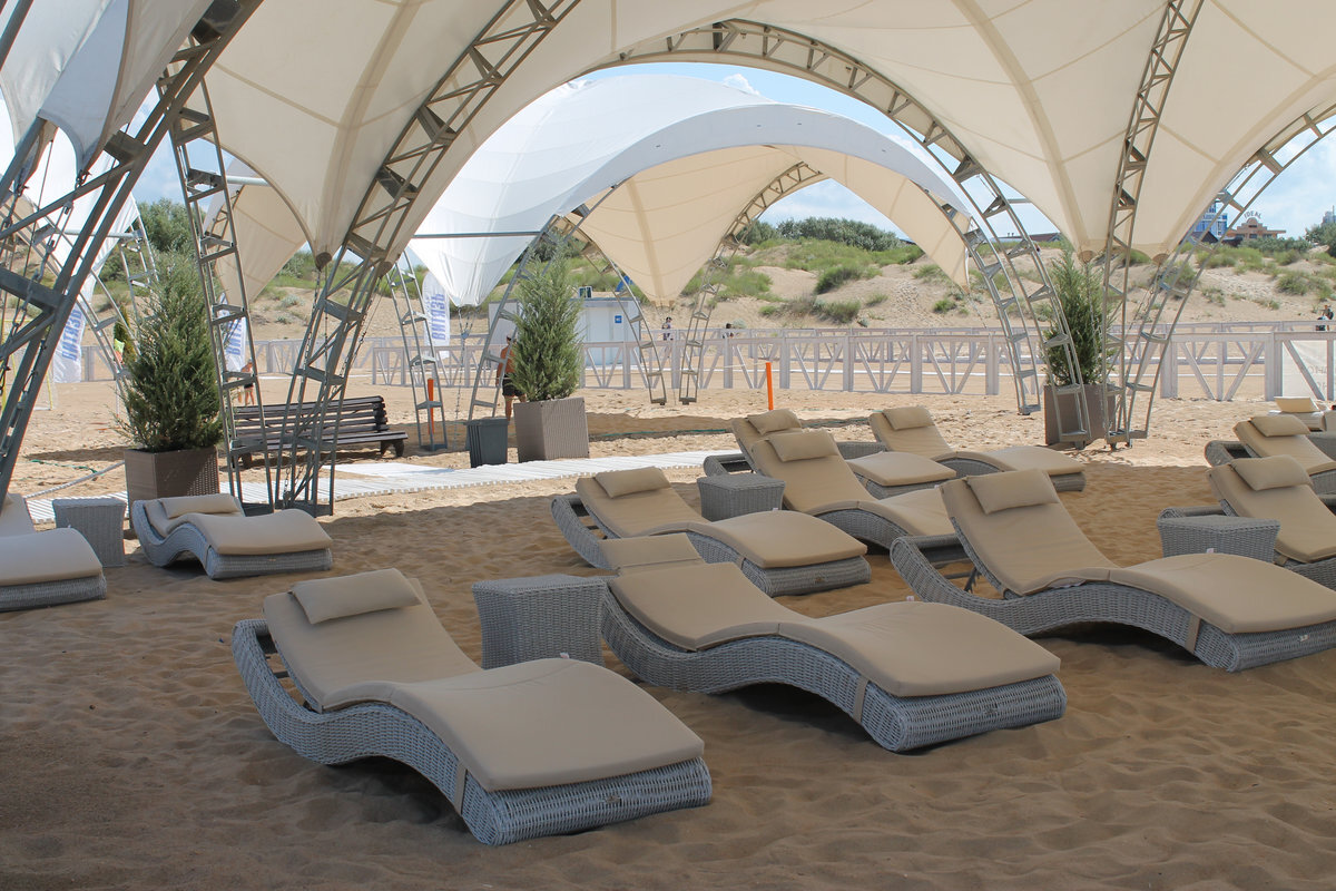 Шезлонги от Malacca из искусственного ротанга