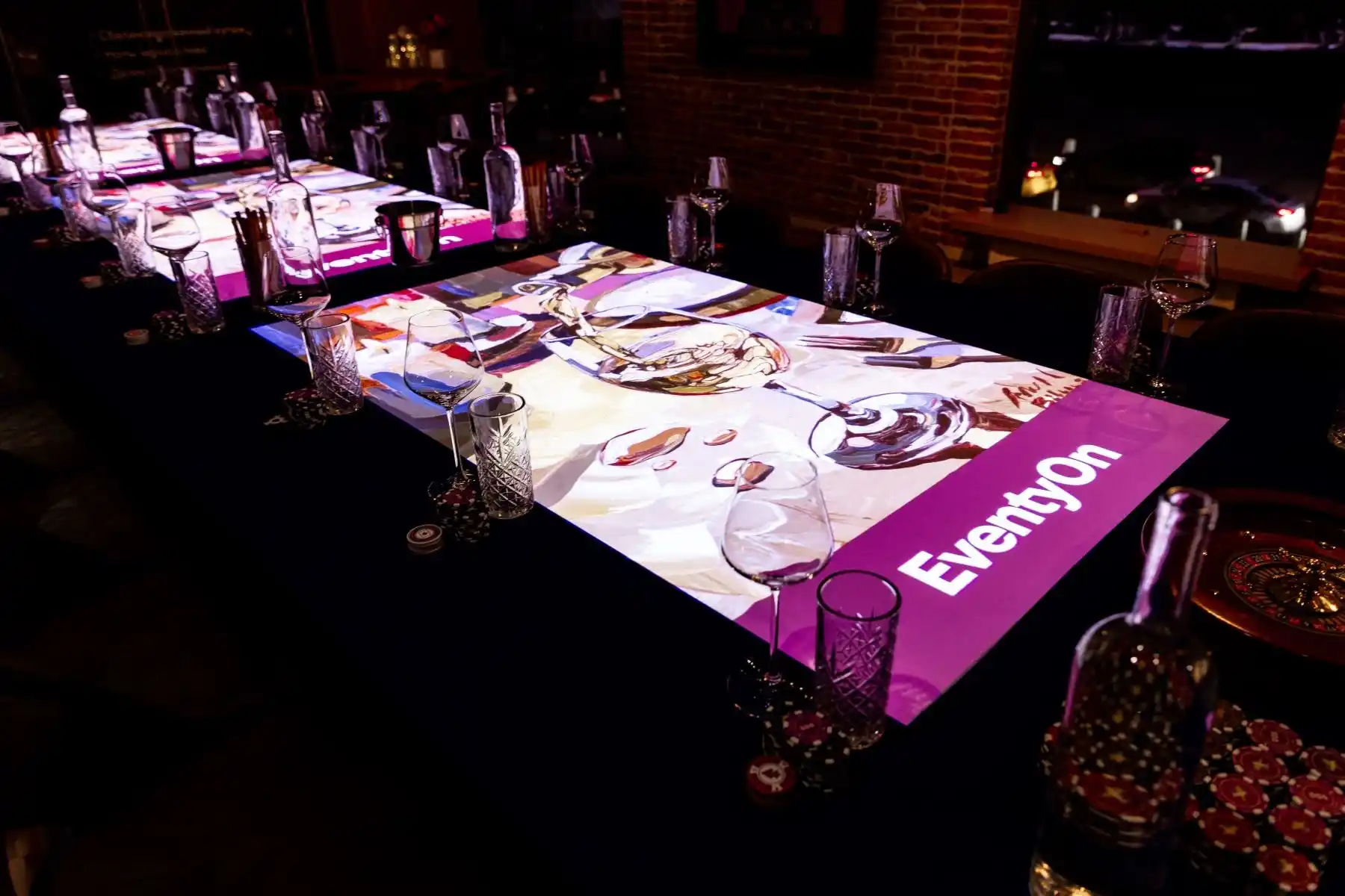 Темный интерьер с фокусным светом  на стол