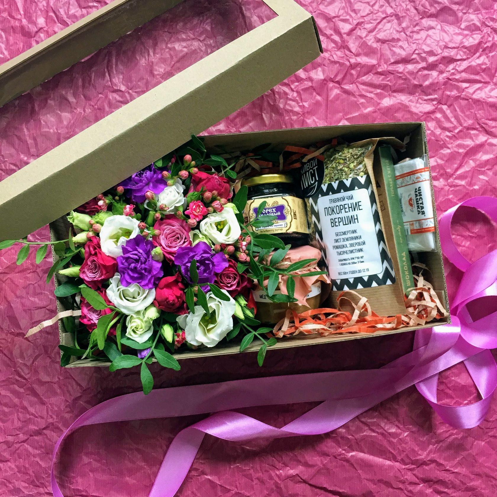 Цветы с конфетами в коробке фото