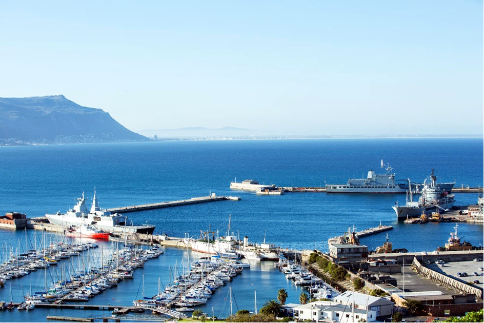 False Bay Yacht Club в Simon ’ s Town : наша привычная точка после перехода вокруг мыса Доброй Надежды