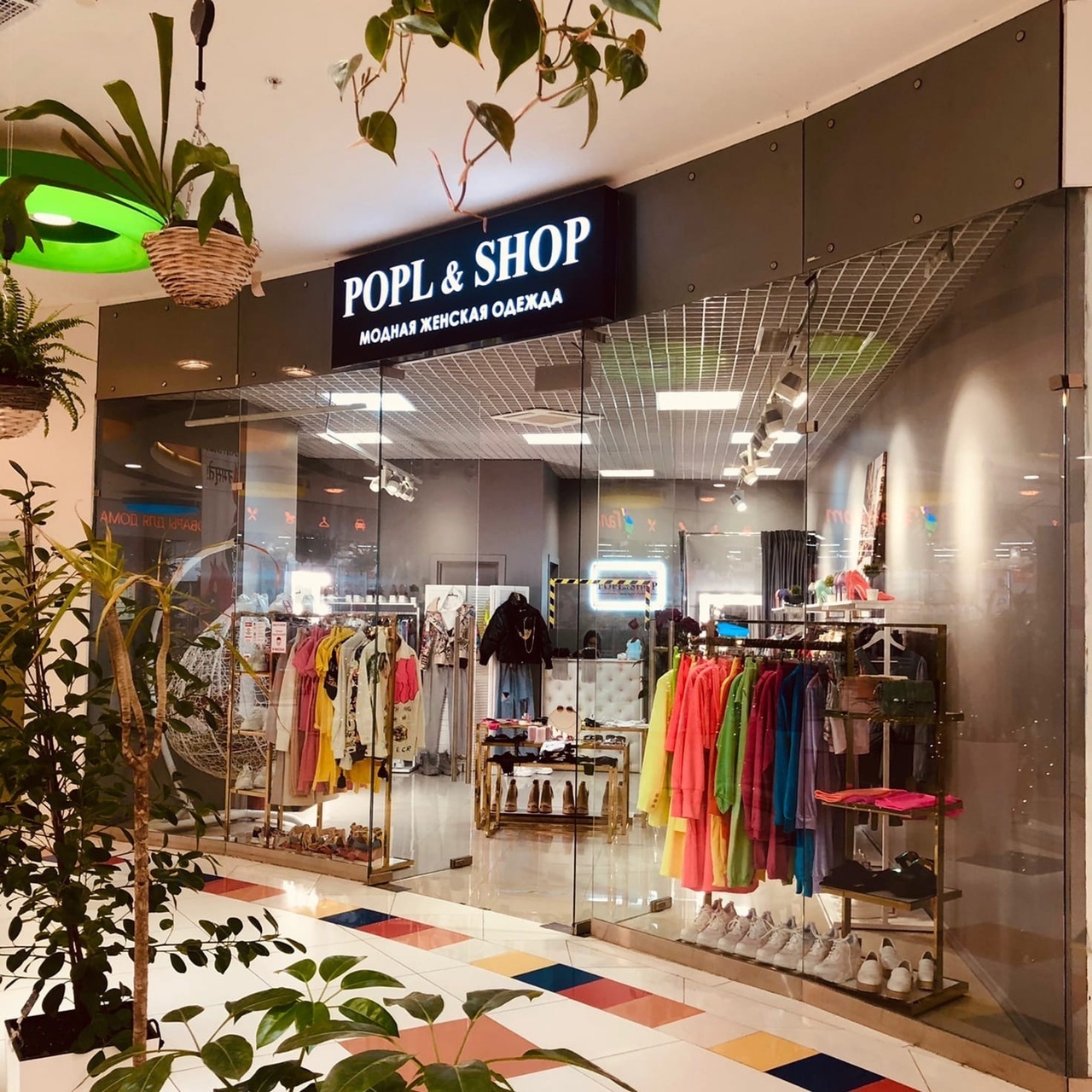 15 Дизайн магазина женской одежды.