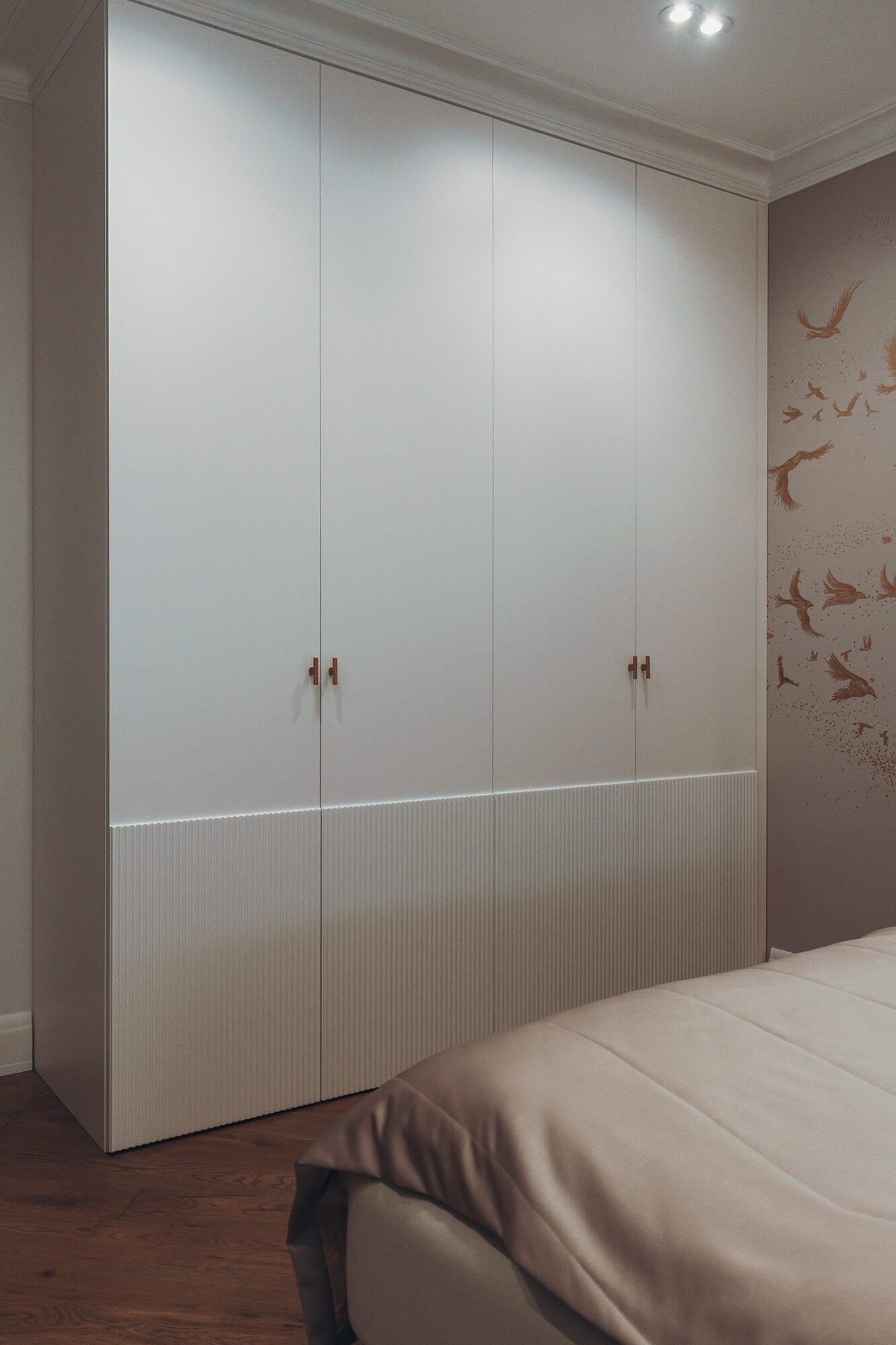 Распашной шкаф на заказ в неоклассическом стиле с фрезерованными фасадами