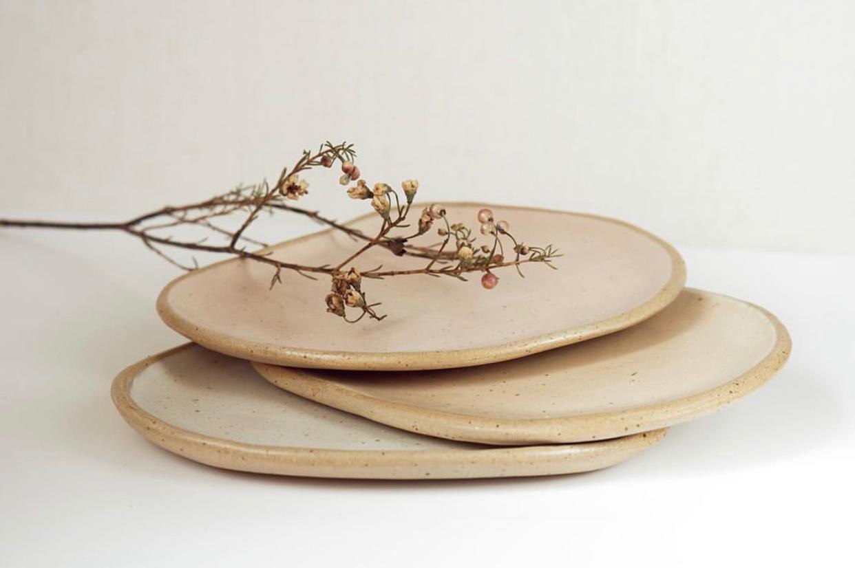 бежевые тарелки из керамики