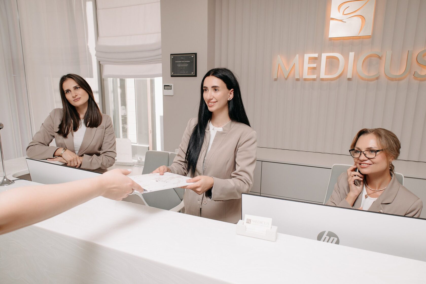 Передача документов на ресепшене MEDICUS