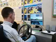 Ученик отрабатывает навыки на&nbsp;автотренажёре в&nbsp;классе