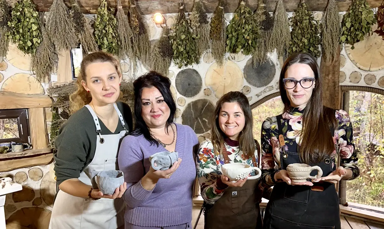 Козельск: гости с готовыми чашками в гончарной мастерской (фотобанк глэмпинга)