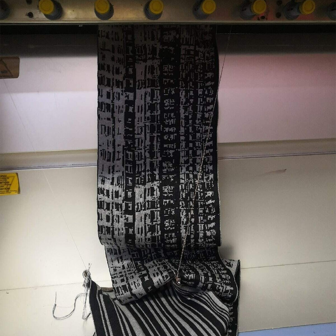Отвязанное изделие на производстве выходит из под станка . Будущий шарф с генеративным дизайном панелек.