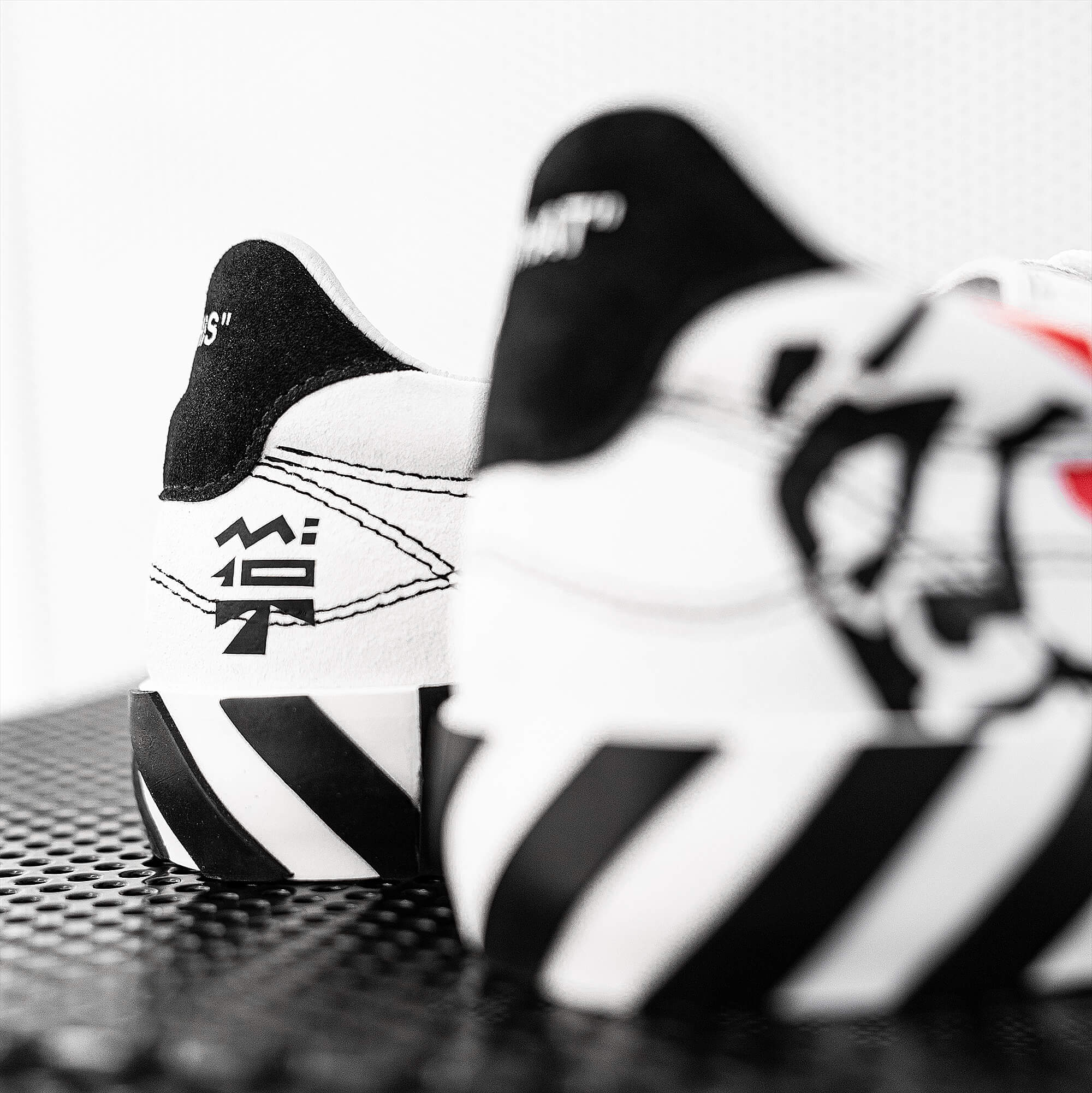 Кастом тиража кроссовок off-white. Автор Алексей Бархан.