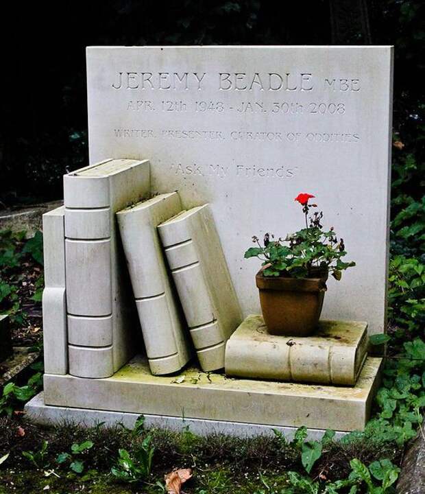 Памятник на могилу в виде книги на двоих фото