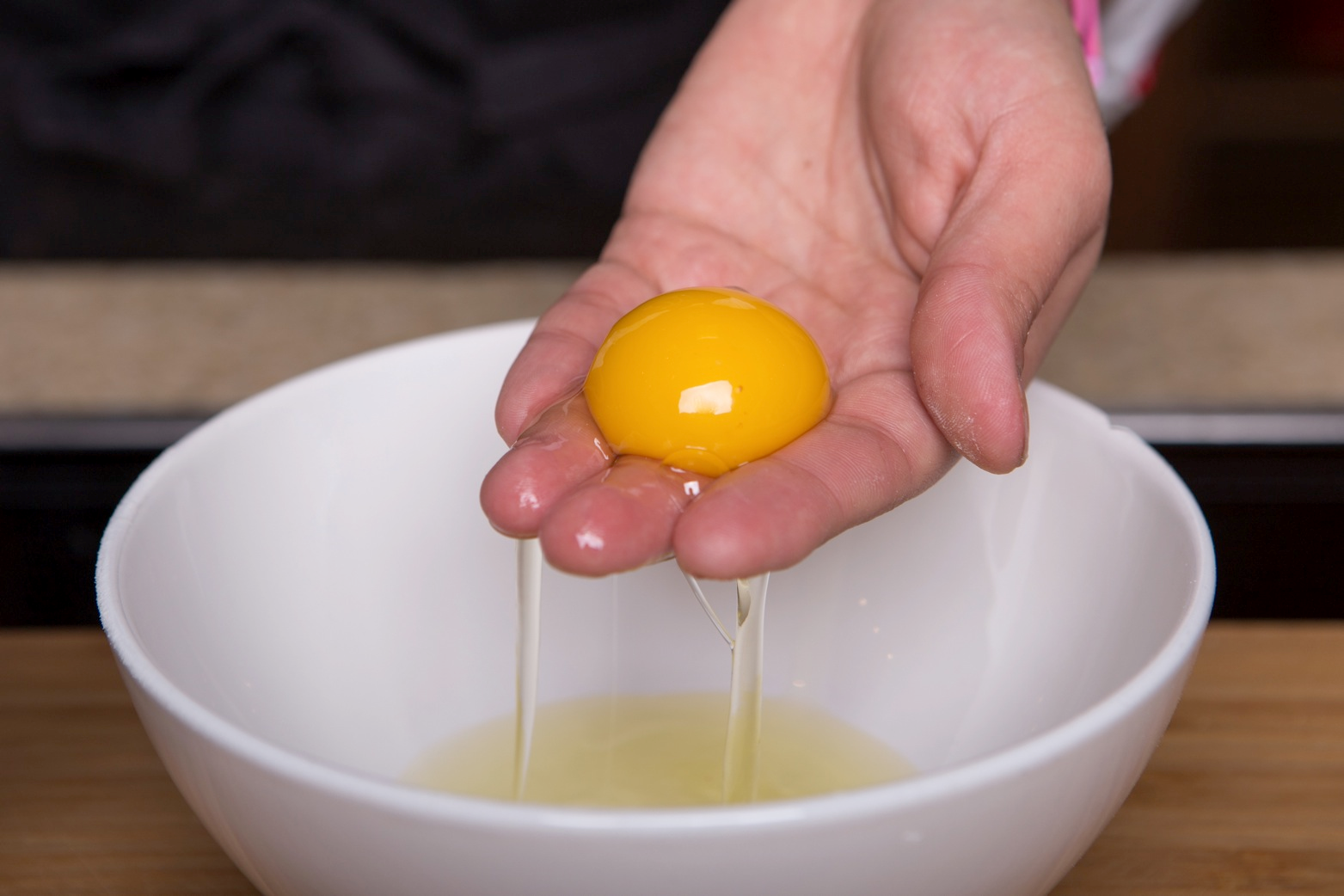 Почему яйца жидкие. Желток в руке. Желток в ладони. Печенье яйцо с желтком. Удобное яйцо.