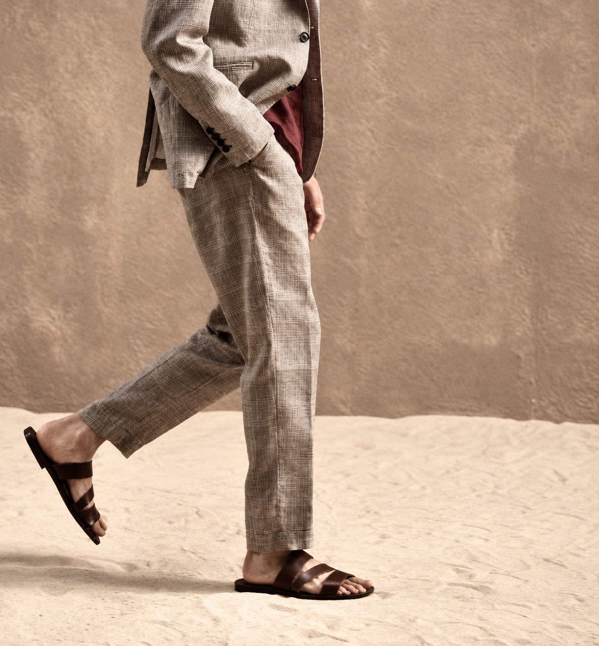 Man in a linen suit and leather sandals walking - the SUPERSTUDIO method for brands