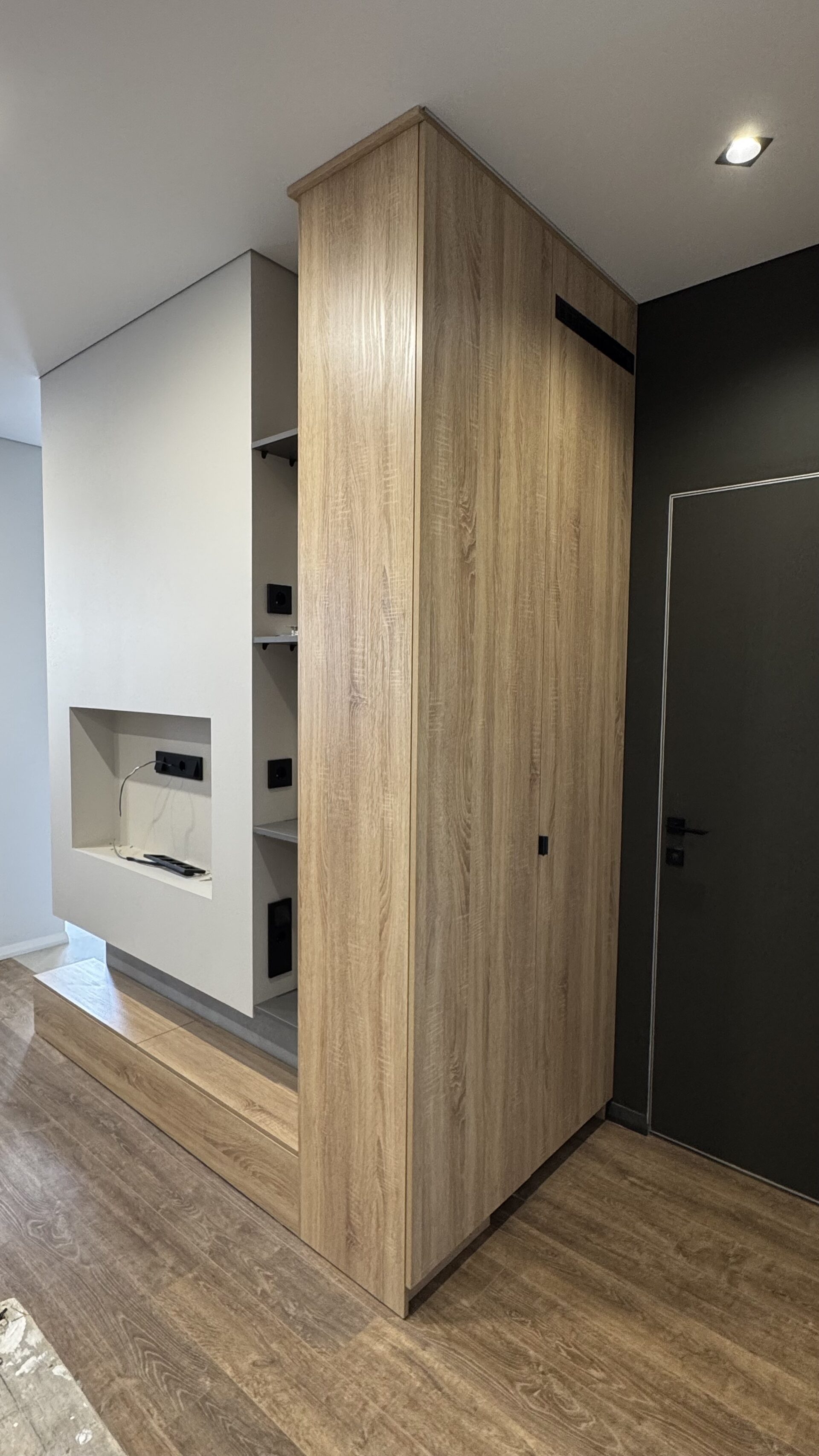 мебель на заказ ,зона с камином и закрытой секцией