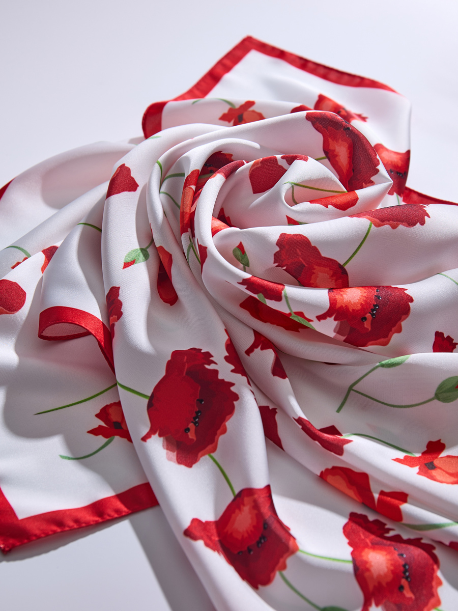белый платок с красными цветами узор