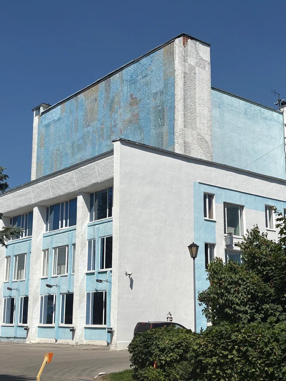Угол здания ДК Азот с закрашенной мозаикой и штукатуркой при осмотре