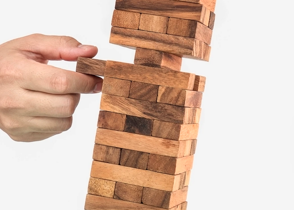 Игра деревяшки. Jenga игра. Башня Дженга. Дженга постройки. Башня из деревяшек.