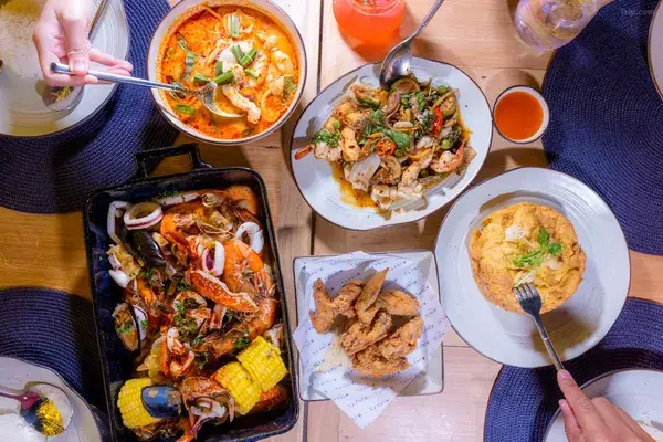 Тайский стол на Самете: том ям, морепродукты, жареная курица и креветки