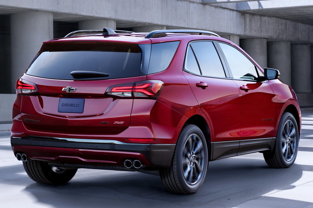 Chevrolet Equinox 2024 в движении по городу
