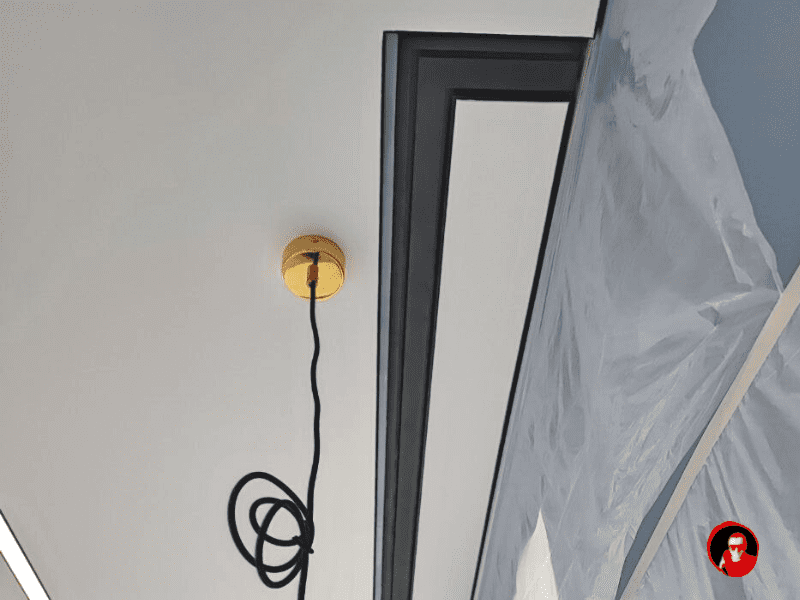 Угол 90° и стык со стеновым несущим профилем.