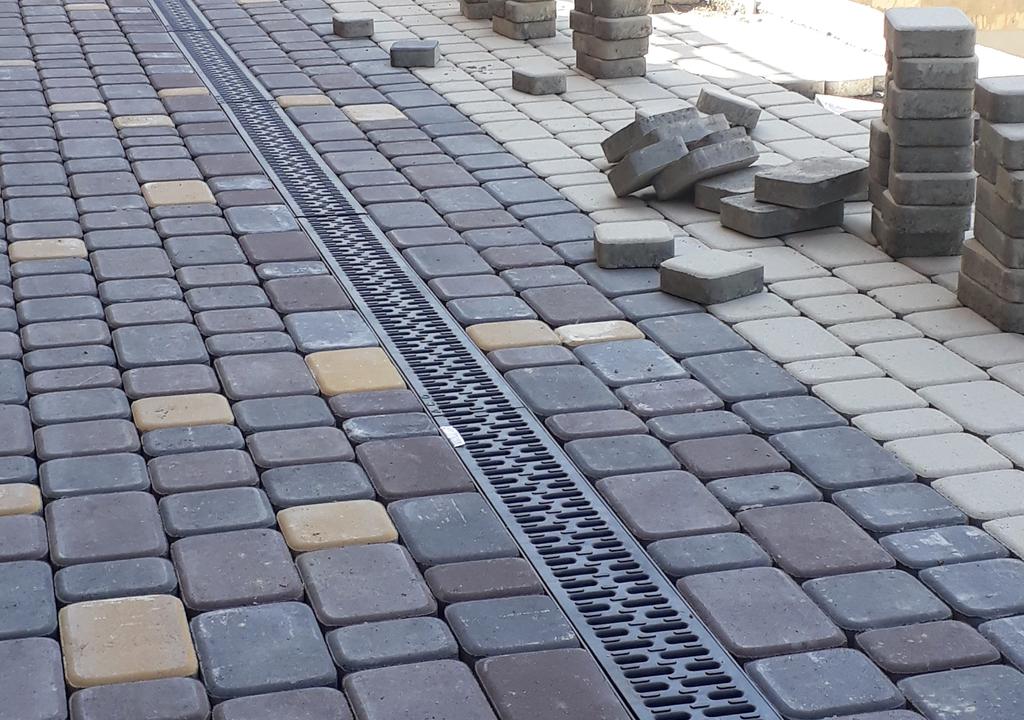 Тротуарная плитка и металлическая ливневка