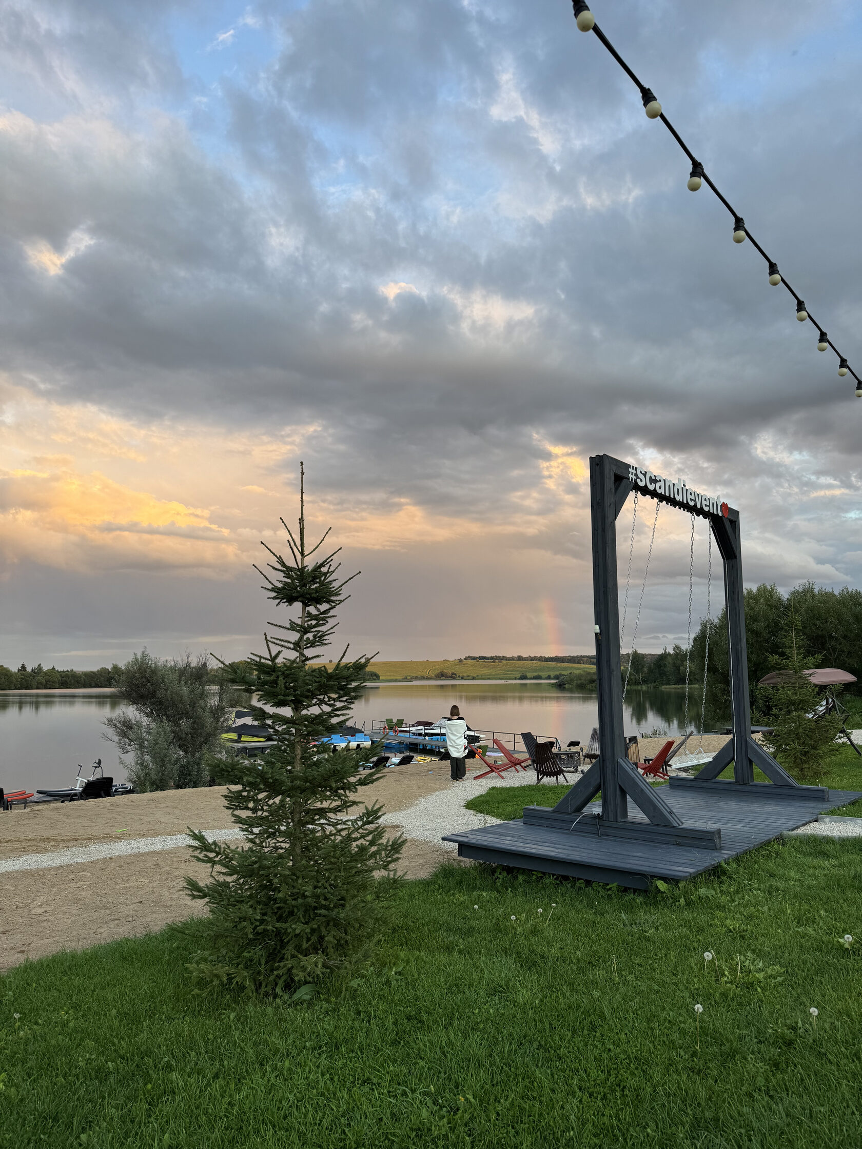 Сфера-глэмпинг Сканди ночью под звёздами