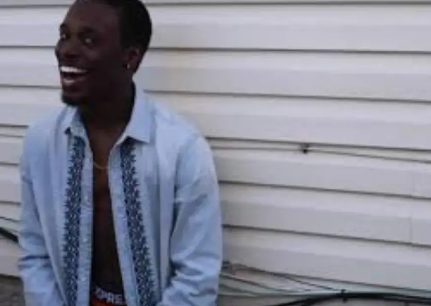 Кадр из вирусного видео: мужчина поёт с улыбкой фразу «Why you always lying?» — шутливый мем о лжи и преувеличениях